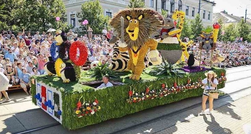 Debrecen_flower_carnival_car_hungary