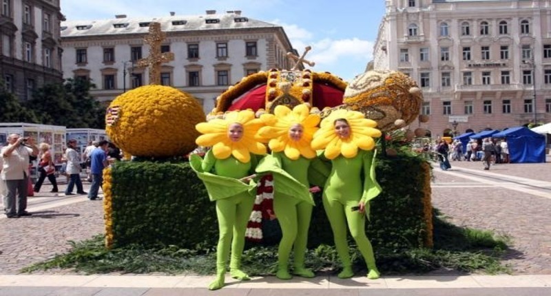 Debrecen_flower_carnival_flower_girls_hungary